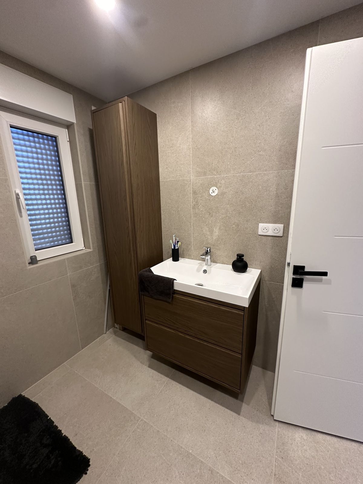 Salle de bain avec meuble vasque et colonne