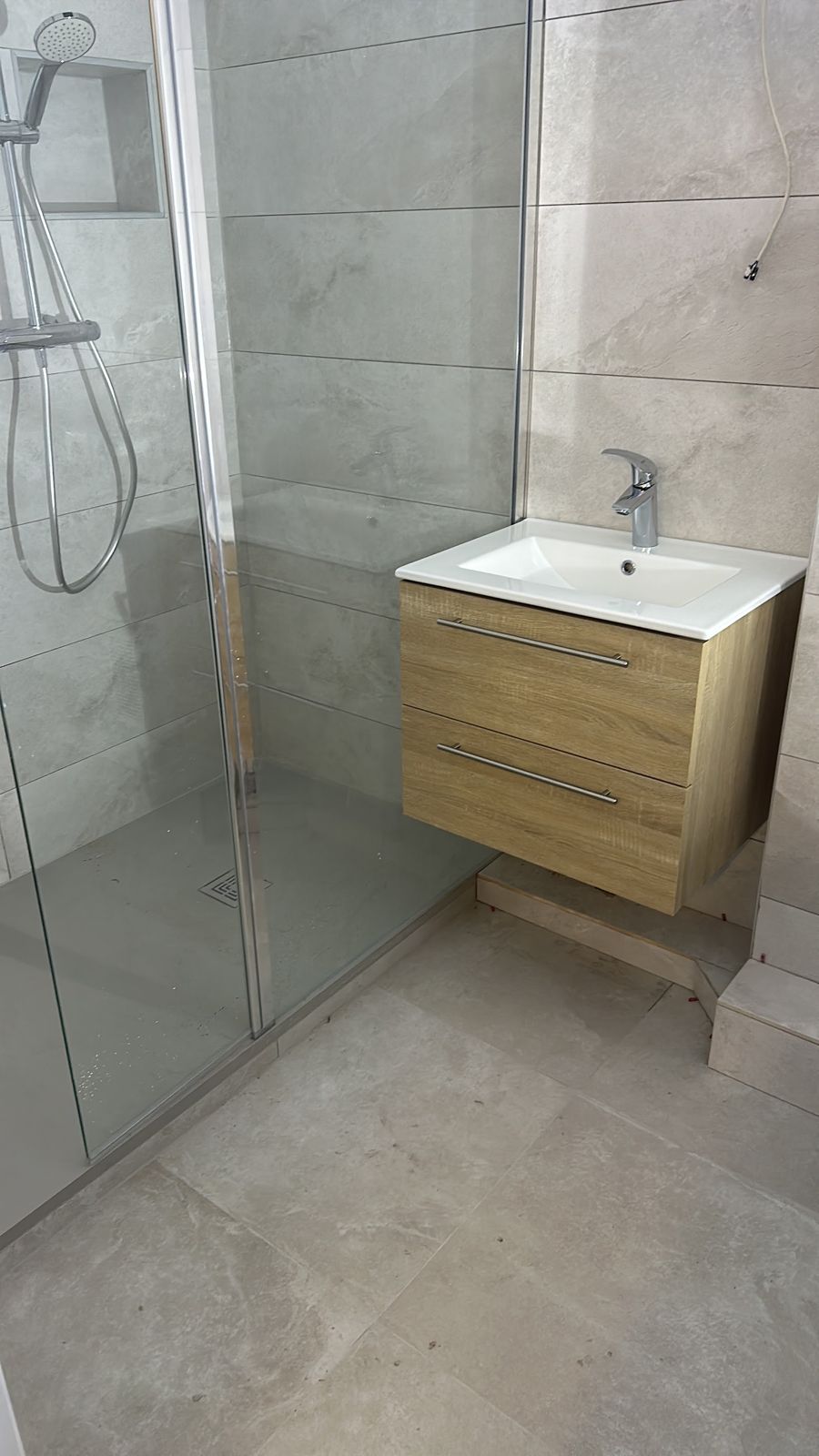 Douche vitrée et meuble vasque